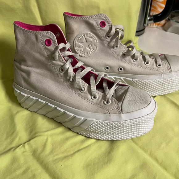 Converse Chuck Taylor’s - Picture 2 of 5